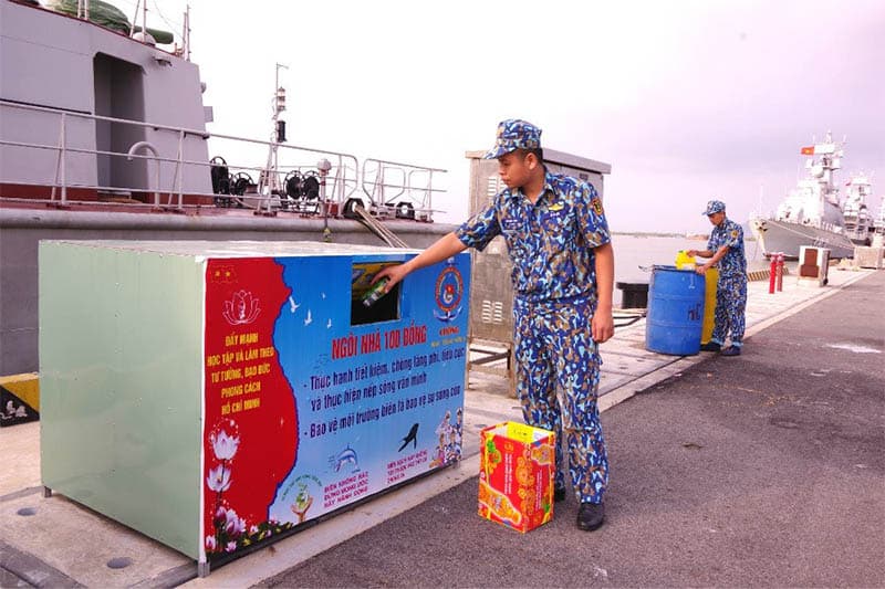 Cán bộ và chiến sĩ của Lữ đoàn 167, Vùng 2 Hải quân tham gia tích cực vào phong trào phân loại, thu gom rác thải nhựa