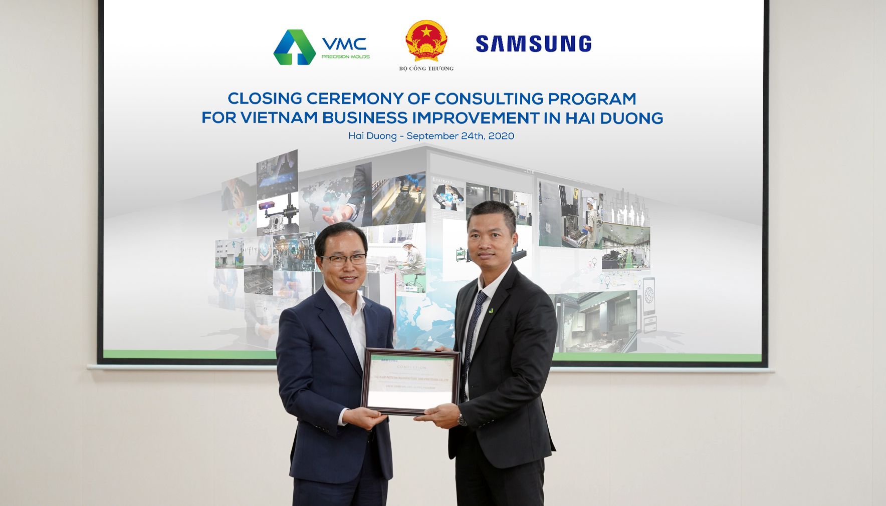 Ông Choi Joo Ho- Tổng Giám đốc Samsung Việt Nam trao Chứng nhận Hoàn thành chương trình cải tiến cho ông Mẫn Chí Trung - Lãnh đạo VMC