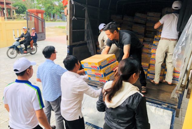 An Phat Holdings gives 3 tons of goods to the Quang Tri people affected by floods