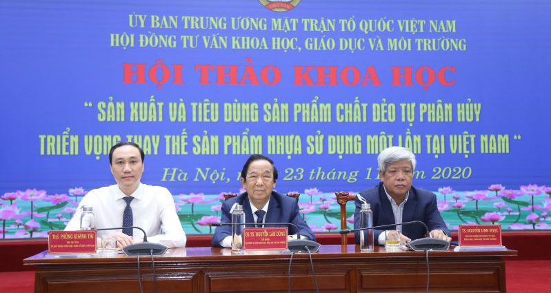 Thạc sĩ Phùng Khánh Tài (ngoài cùng bên trái), Giáo sư Nguyễn Lân Dũng (ở giữa) và Tiến sĩ Nguyễn Linh Ngọc - Hội đồng tư vấn Khoa học, Giáo dục và Môi trường