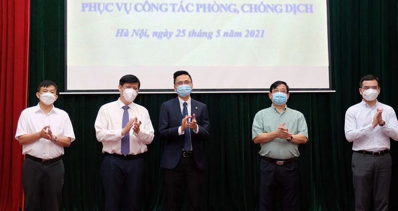 Đại diện Ban lãnh đạo An Phát Holdings, ông Phạm Đỗ Huy Cường - Phó TGĐ thường trực, Giám đốc Tài chính Tập đoàn (ở giữa) tại buổi Tiếp nhận hỗ trợ mua vaccine phòng Covid-19 của Bộ Y tế