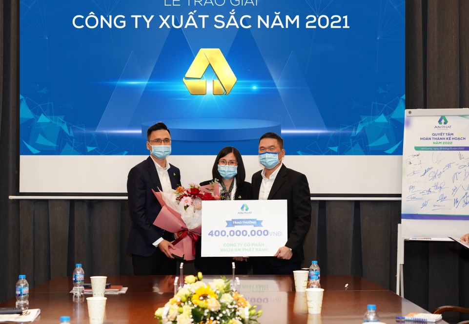 Ban Lãnh đạo Tập đoàn trao tặng thưởng Công ty CP Nhựa An Phát Xanh – đơn vị xuất sắc thứ hai trong hoạt động sản xuất kinh doanh năm 2021.