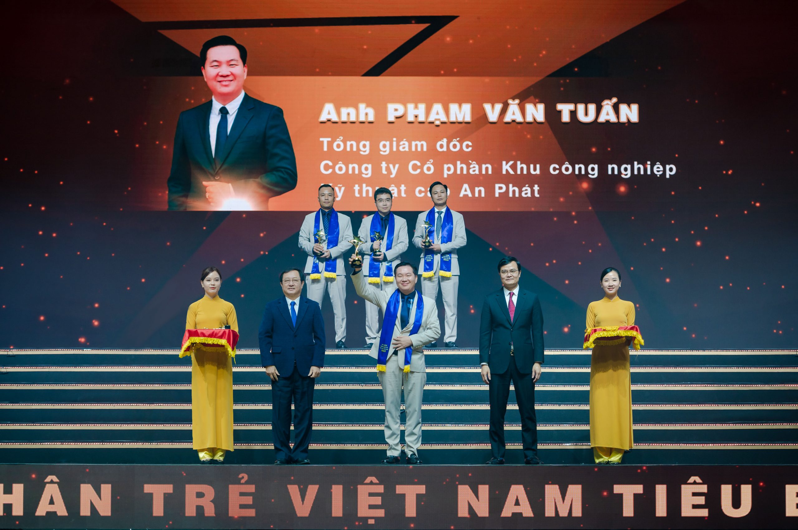 PHÓ TỔNG GIÁM ĐỐC AN PHÁT HOLDINGS VINH DỰ NHẬN GIẢI THƯỞNG DOANH NHÂN TRẺ TIÊU BIỂU 