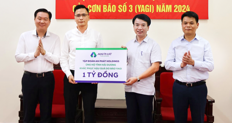 Đại diện Ban lãnh đạo An Phát Holdings trao hỗ trợ cho tỉnh Hải Dương