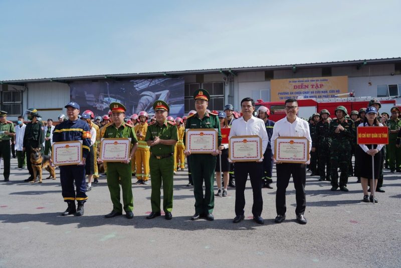 Thiếu tướng Nguyễn Đình Hoàn, Phó Cục trưởng Cục Cảnh sát phòng cháy chữa cháy và cứu nạn, cứu hộ (Bộ Công an) trao bằng khen cho các tập thể có thành tích xuất sắc tham gia diễn tập - đại diện lãnh đạo Công ty Cổ phần Nhựa An Phát Xanh, Tập đoàn An Phát Holdings (ngoài cùng bên phải)