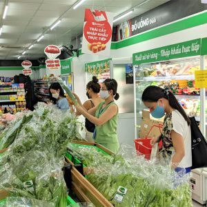 Theo lộ trình, từ ngày 1/1/2027, chợ, cửa hàng tiện ích không cung cấp miễn phí túi ni lông khó phân hủy sinh học và không lưu hành từ ngày 1/1/2028.
