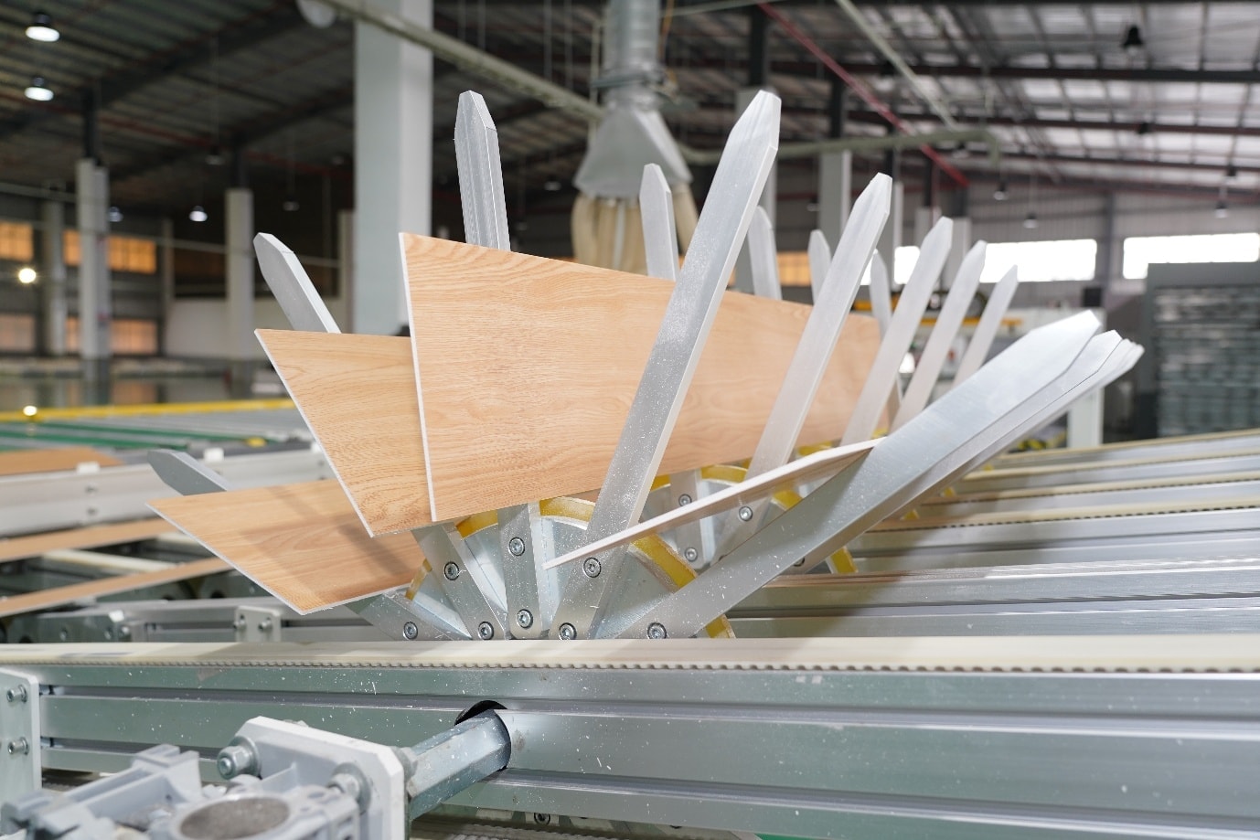 Sàn SPC AnPro trên dây chuyền sản xuất hiện đại