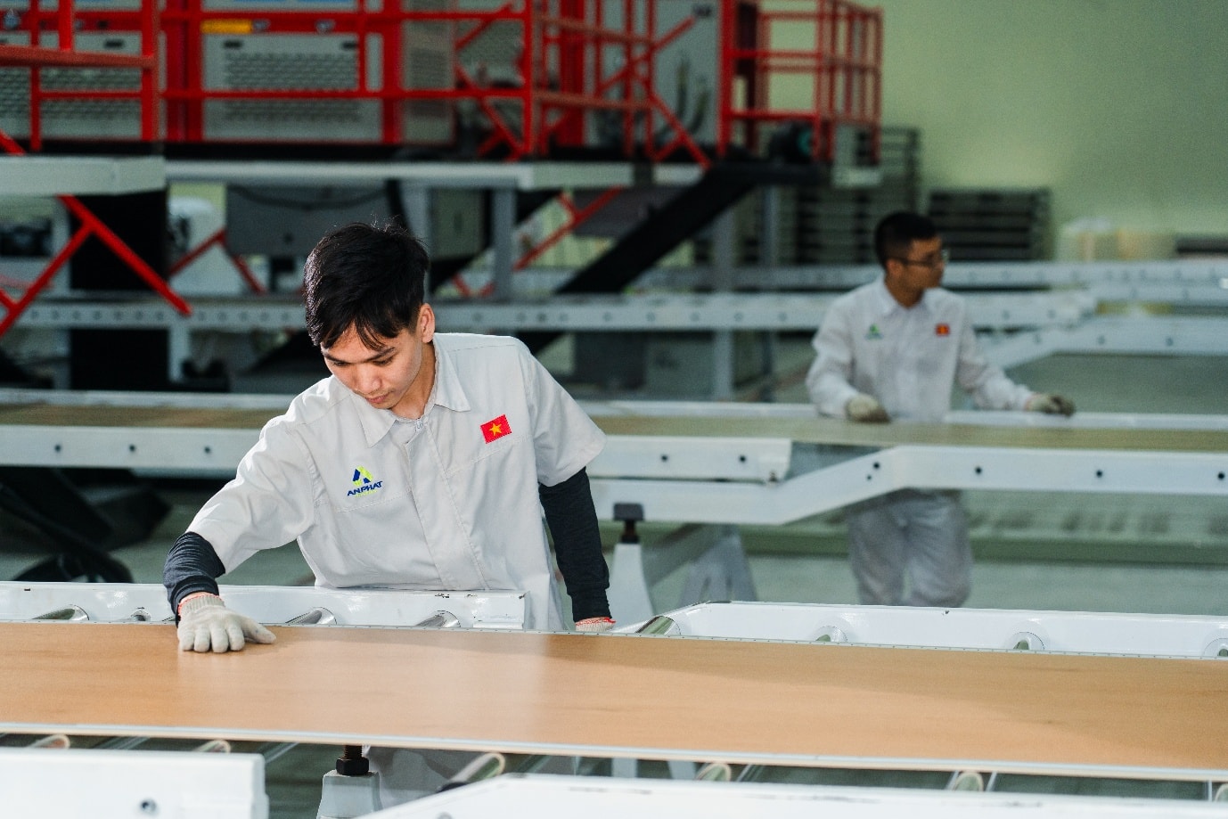 Sàn được kiểm tra kỹ lưỡng trong từng công đoạn sản xuất.