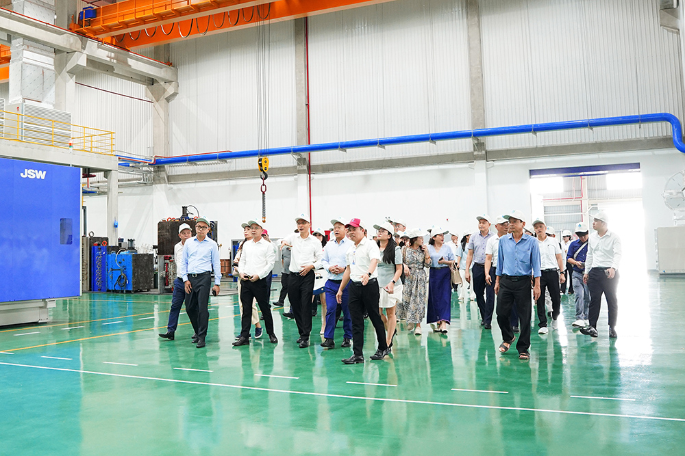 Đoàn tham quan nhà máy An Trung Industries thuộc Tập đoàn An Phát Holdings, nhà máy chuyên chế tạo khuôn mẫu và sản xuất nhựa kỹ thuật cao.