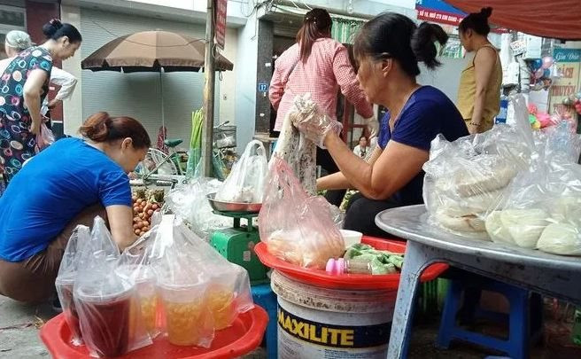 Thực trạng sử dụng túi nilon dùng 1 lần tại chợ truyền thống (Ảnh minh họa)