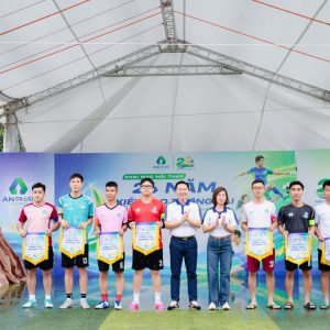 Đại diện Ban Lãnh đạo Tập đoàn chụp ảnh lưu niệm cùng đại diện các đơn vị