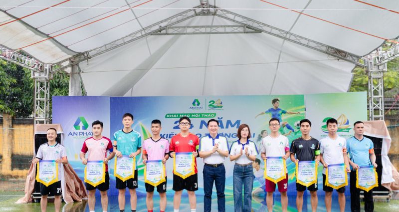 Đại diện Ban Lãnh đạo Tập đoàn chụp ảnh lưu niệm cùng đại diện các đơn vị