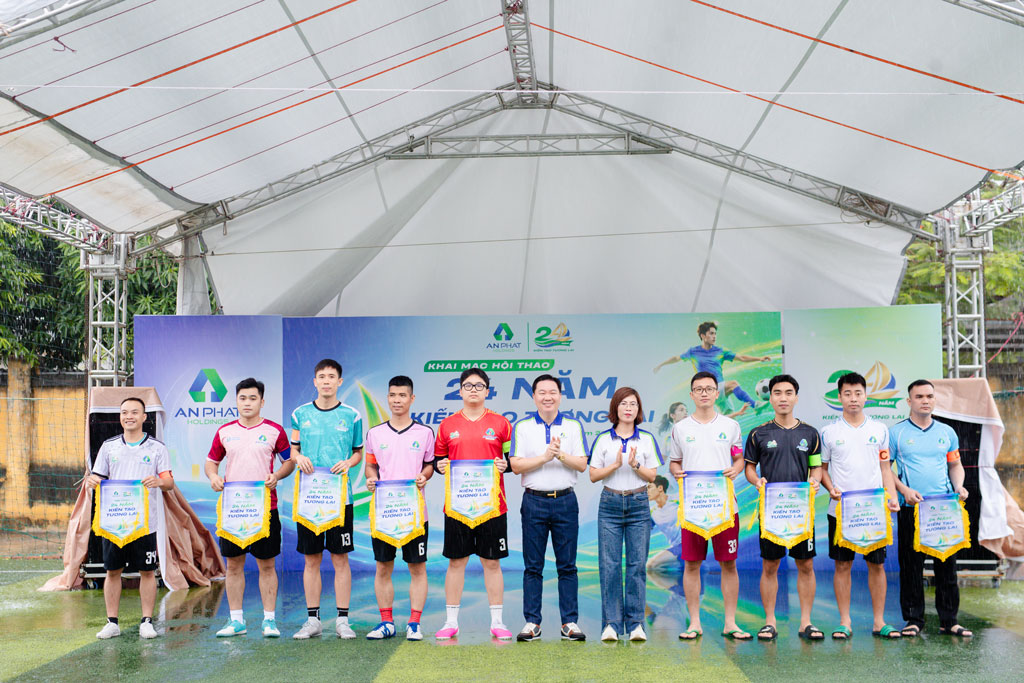 Đại diện Ban Lãnh đạo Tập đoàn chụp ảnh lưu niệm cùng đại diện các đơn vị
